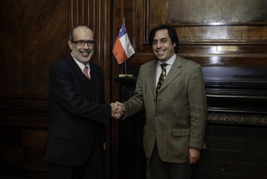 Ministro Valdés junto al presidente ejecutivo de BancoEstado, Guillermo Larraín