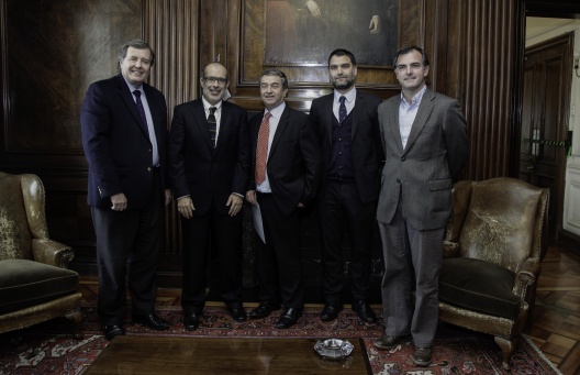 Ministro Rodrigo Valdés junto a parlamentarios de la UDI
