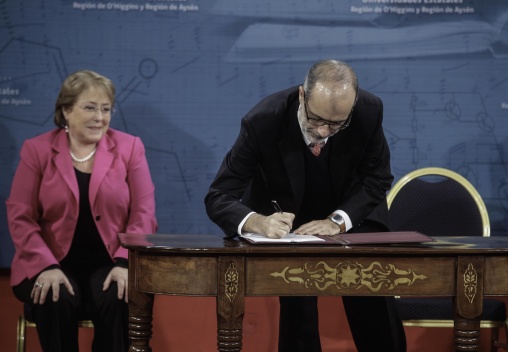 Ministro Rodrigo Valdés firma promulgación de ley sobre universidades estatales