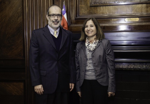 Ministro Rodrigo Valdés junto a la emabajadora de Chile ante la OCDE, Claudia Serrano