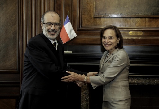 Ministro de Hacienda recibe a Susan Seagal, presidenta de la American Society Council of the Americas