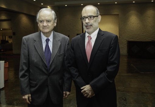 Ministro Rodrigo Valdés junto a Alejandro Foxley