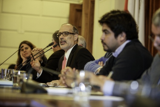 Ministro Rodrigo Valdés expone ante autoridades de la Región Metropolitana