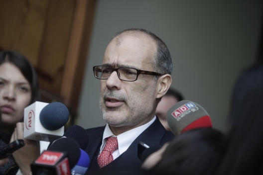 Ministro Rodrigo Valdés a la salida del Comité Político de La Moneda