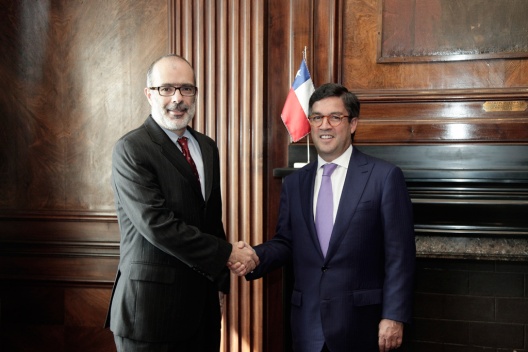 Ministro Rodrigo Valdés junto al presidente del BID, Luis Alberto Moreno