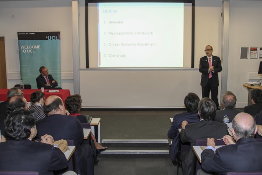 Ministro de Hacienda ofrece una charla sobre la economía chilena y sus desafíos en el escenario global actual en la University College London.