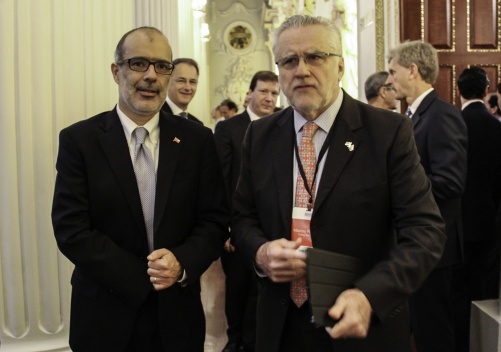 Ministro de Hacienda, Rodrigo Valdés, junto al ministro de Energía, Máximo Pacheco, en sesión inaugural del Chile Day.