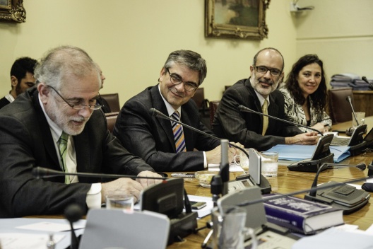 El ministro de Hacienda, Rodrigo Valdés, junto a candidato a consejero del Banco Central, Mario Marcel, en comisión de Hacienda del Senado. 