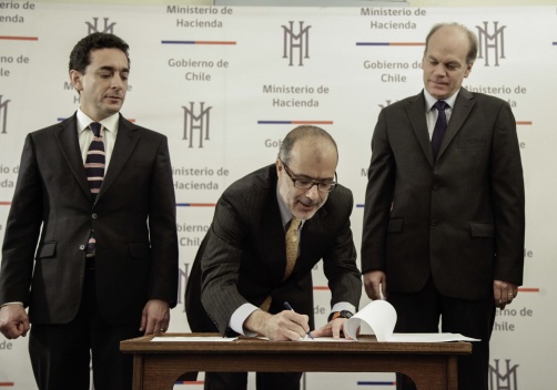 Ministro Rodrigo Valdés firma acuerdo con presidentes del Senado y la Cámara de Diputados para congelar dietas de las principales autoridades del Estado
