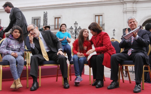 El ministro de Hacienda, Rodrigo Valdés, firmó los proyectos que crean la Subsecretaría de la Infancia y el Sistema de Garantías de los Derechos de la Niñez.