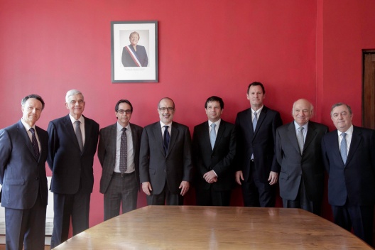 De izquierda a derecha: José Manuel Mena, Víctor Vial, Christian Larraín, ministro Rodrigo Valdés, subsecretario Alejandro Micco, Raphael Bergoeing, Vittorio Corbo y Carlos Martabit.