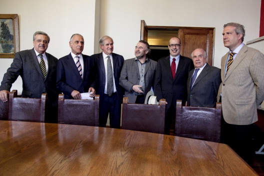 El ministro Rodrigo Valdés junto a los parlamentarios Sergio Aguiló, Eugenio Tuma, Manuel Antonio Matta, Pepe Auth, Andrés Zaldívar y Ricardo Rincón, que integran la Comisión Mixta de Presupuestos.