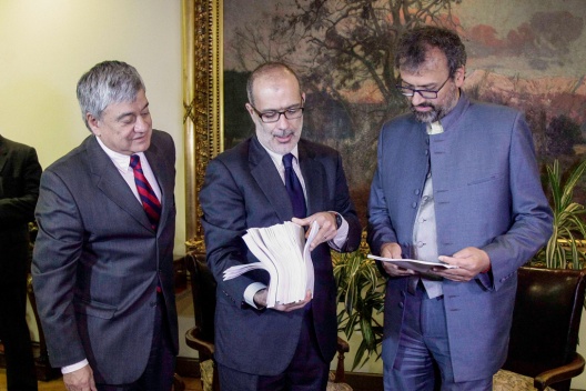 Ministro Rodrigo Valdés junto al director de Presupuestos y el presidente en ejercicio de la Cámara de Diputados en la entrega del proyecto de ley de Presupuestos 2016.