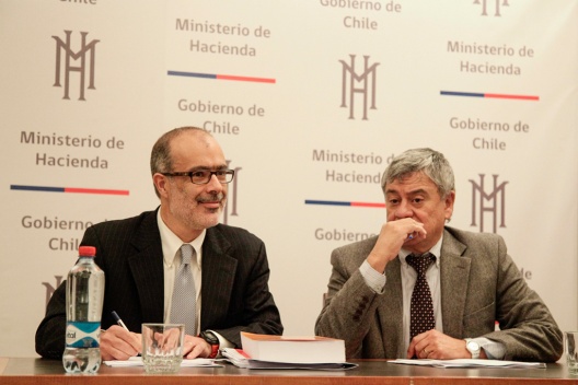 Ministro Rodrigo Valdés junto al director de Presupuestos entregaron detalles del proyecto de ley de Presupuestos 2016.