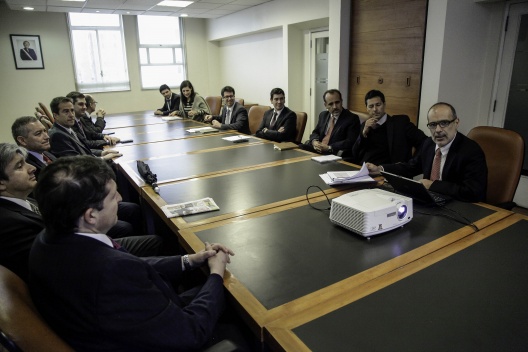 Ministro Rodrigo Valdés se reunió con economistas para analizar Presupuesto 2016