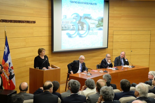 El ministro Rodrigo Valdés acompañó a la Presidenta Michelle Bachelet en el seminario por los 35 años. (Créditos fotografía: Presidencia de la República)