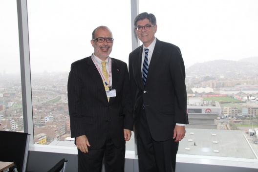 Ministro Valdés junto al secretario del Tesoro de EEUU