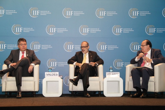 Ministro Valdés en encuentro anual del Instituto de Finanzas Internacionales (IIF) junto al ministro de Finanzas de México, Mauricio Cárdenas, y el presidente del Banco Central del Perú, Julio Velarde.