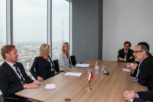 Ministro Rodrigo Valdés junto a la ministra de Finanzas de Suecia, Magdalena Andersson, y el embajador sueco en Chile, Jakob Kiefer, en el marco de las reuniones anuales de gobernadores del FMI y el Banco Mundial.