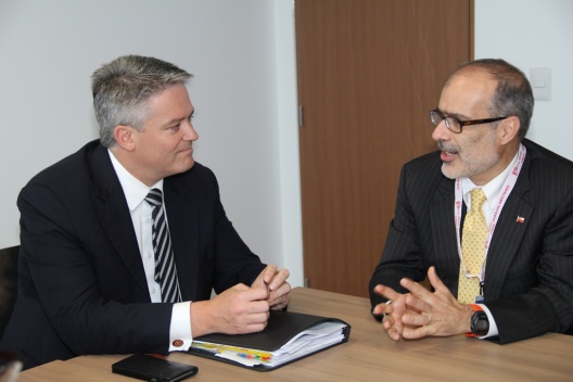 Ministro Rodrigo Valdés junto a su colega de Australia, Mathias Cormann, dialogaron sobre productividad y desafíos para economías mineras, en un encuentro en el marco de las reuniones anuales de gobernadores del FMI y el Banco Mundial desarrolladas en Lima.