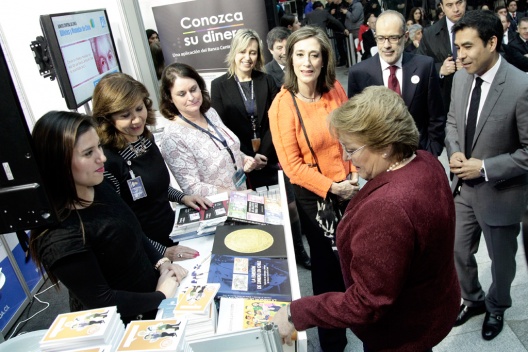 La Presidenta de la República, el ministro de Hacienda, Rodrigo Valdés, y el superintendente de Bancos, Eric Parrado, en la inauguración de la Segunda Feria de Educación Financiera 2016.