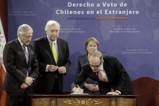 Ceremonia de firma de proyecto de ley de sobre el voto de chilenos en el extranjero.