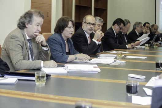 Ministros de Hacienda y Educación junto a representantes del Consejo de Rectores