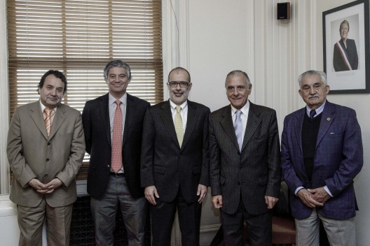 Ministro Rodrigo Valdés junto a senador Eugenio Tuma y dirigentes de cooperativas