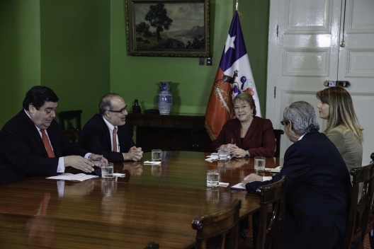 Ministro Valdés en reunión de Presidenta Bachelet con dirigentes de la CPC