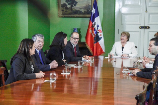 Ministro Valdés participó en reunión entre Presidenta Bachelet y directiva de la CUT