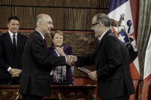 Ministro Rodrigo Valdés junto al embajador de Italia en Chile en la firma del convenio que elimina la doble tributación internacional 