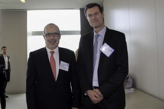Ministro Rodrigo Valdés junto a Alberto Ramos, director de investigación económica para Latinoamérica del  Global Investment Research (GIR) de Goldman Sachs.