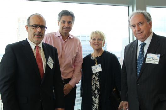 Ministro Rodrigo Valdés junto al economista José Luis Daza, el embajador Juan Gabriel Valdés y la presidenta de AmCham, Kathy Barclay.