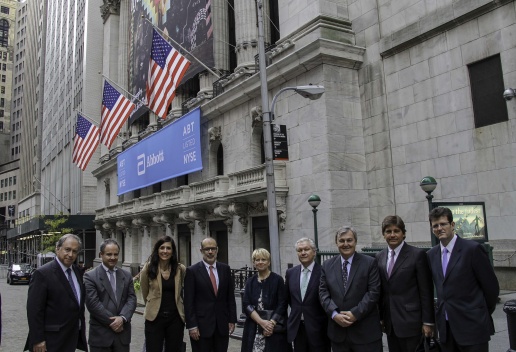 Ministro Rodrigo Valdés, junto a comitiva de ejecutivos de empresas socias de la AmCham, en el frontis de la New York Stock Exchange (NYSE).