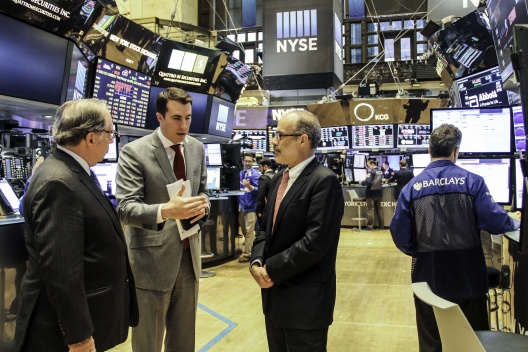 Ministro Rodrigo Valdés en la Bolsa de Nueva York conversando con traders sobre el actual momento bursátil