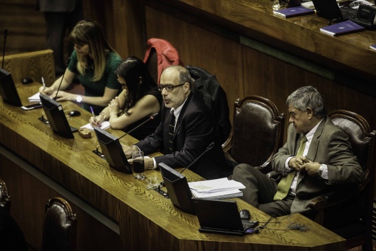 Ministro de Hacienda, Rodrigo Valdés, junto al director de Presupuestos, Sergio Granados, participan en inicio de votación del Presupuesto 2016 en Sala de la Cámara de Diputados.