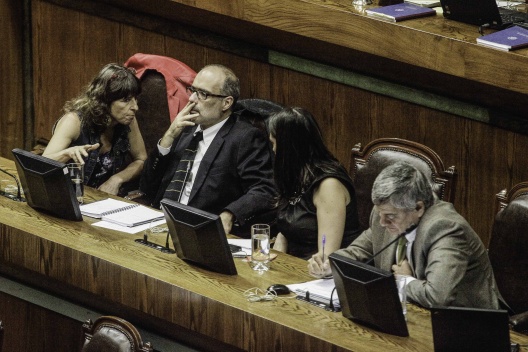  Ministro Rodrigo Valdés dialoga con la diputada Cristina Girardi durante la discusión presupuestaria en la Sala de la Cámara.