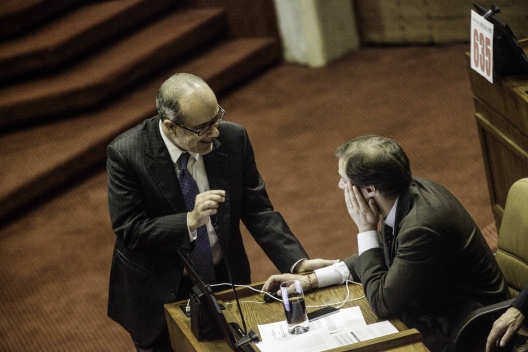 Ministro de Hacienda, Rodrigo Valdés, dialoga con el diputado Jaime Bellolio.