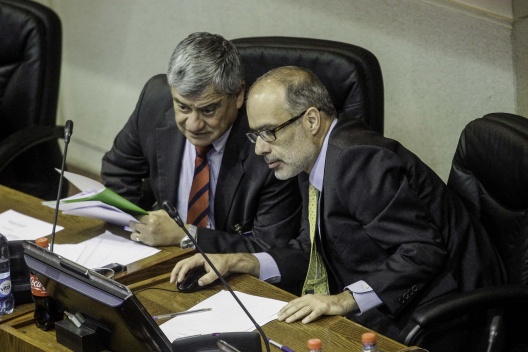 El ministro de Hacienda, Rodrigo Valdés, junto al director de Presupuestos, Sergio Granados en la Sala del Senado. 