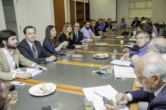 Los ministros de Hacienda y del Trabajo, Rodrigo Valdés y Ximena Rincón, respectivamente, se reunieron nuevamente con los gremios, en el marco del reajuste del sector público.