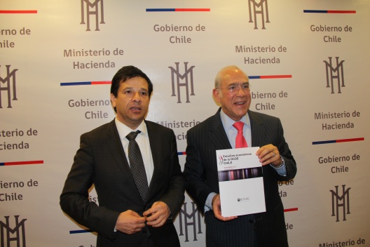El subsecretario de Hacienda, Alejandro Micco, junto al secretario general de la OCDE, Ángel Gurría.