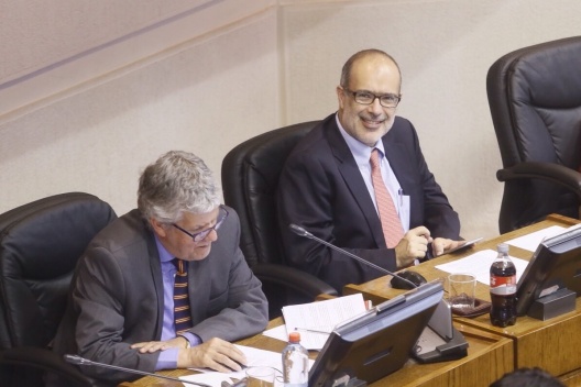 Ministro de Hacienda, Rodrigo Valdés, junto a su par de Secretaría General de la Presidencia, Nicolás Eyzaguirre, durante la discusión presupuestaria.