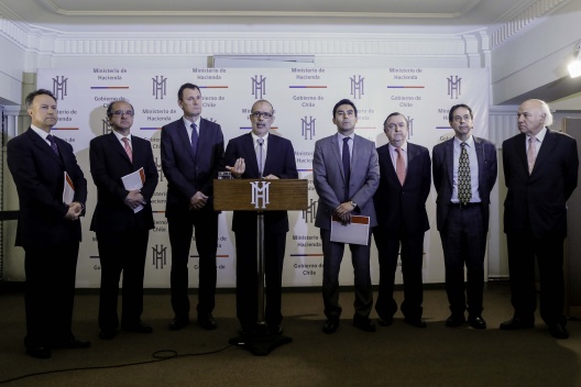 Ministro de Hacienda, Rodrigo Valdés, junto a grupo de expertos que elaboró informe para perfeccionar reforma a Ley General de Bancos.