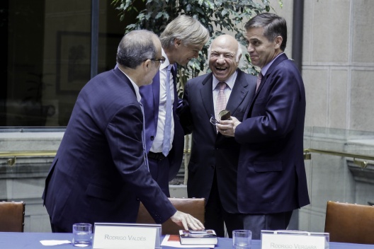 Ministro Rodrigo Valdés junto al presidente del Banco Central, Rodrigo Vergara y el economista Klaus Schmidt Hebbel durante el lanzamiento del libro homenaje a Vittorio Corbo.