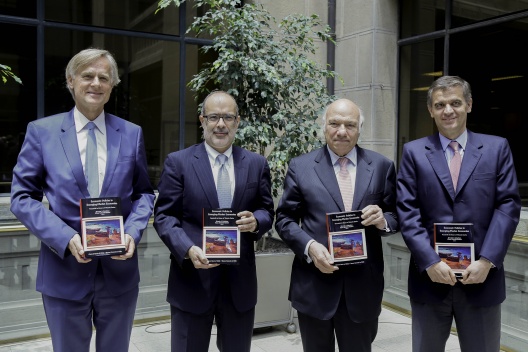Ministro de Hacienda, Rodrigo Valdés, junto a Rodrigo Vergara, Klaus Schmidt Hebbel y Vittorio Corbo.