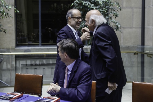 Ministro Rodrigo Valdés saluda a Vittorio Corbo.