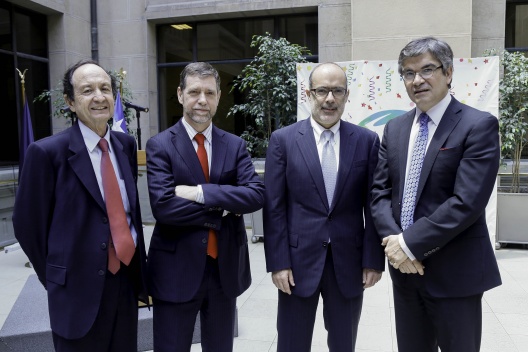 Ministro Valdés junto a Hans Eben, Joaquín Vial y Mario Marcel.