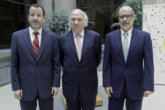 Ministro de Hacienda junto al consejero del Banco Central, Pablo García, y Vittorio Corbo.