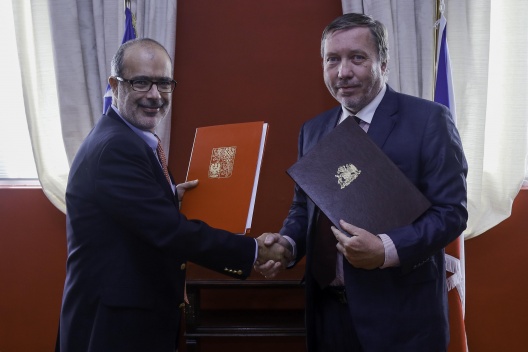 El ministro Rodrigo Valdés junto al embajador de República Checa en Chile, Josef Rychtar.