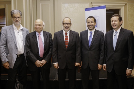 Ministro de Hacienda, Rodrigo Valdés, junto a los economistas del MIT Vittorio Corbo, José De Gregorio, Eduardo Engel y Pablo García.